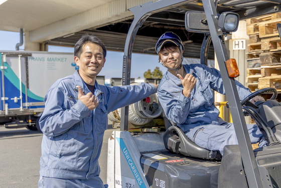 社員２人でグーサイン